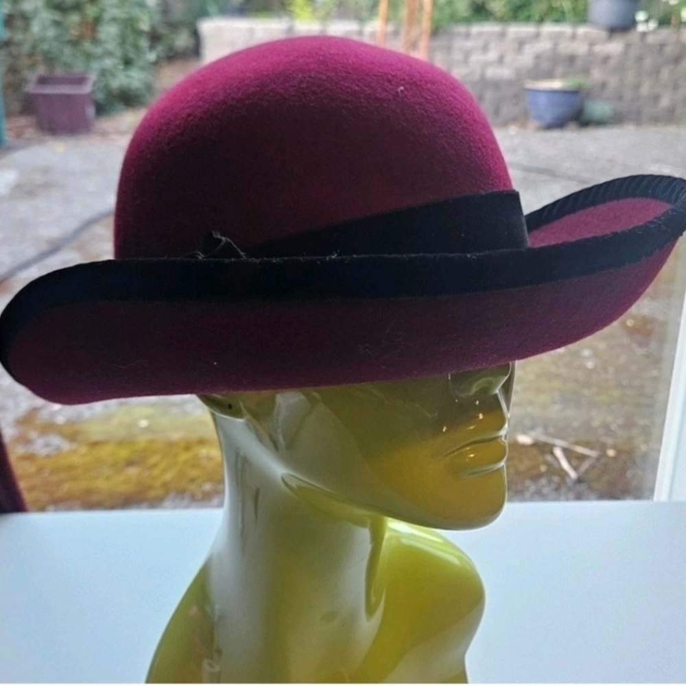 Vintage 1995 Liz Claiborne Women's 100% Wool Burgundy With Black Trim Hat